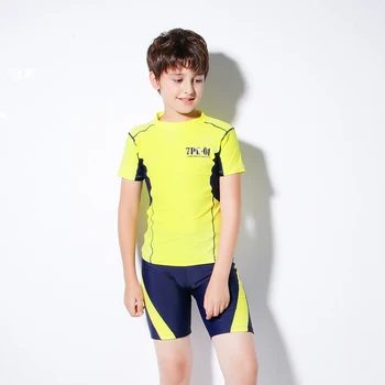 Dospievajúci chlapci nosia dvojdielne plavky detské športové oblečenie-krátke rukávy žlté tričko a modré šortky